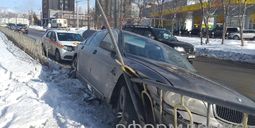 На Коминтерна в Мурманске водитель BMW врезался в ограждение