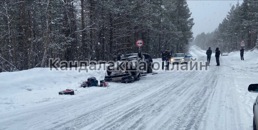 На трассе возле Кандалакши легковушка перевернулась на крышу