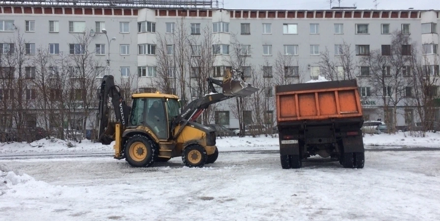 8000 кубометров снега вывезли за сутки с мурманских улиц