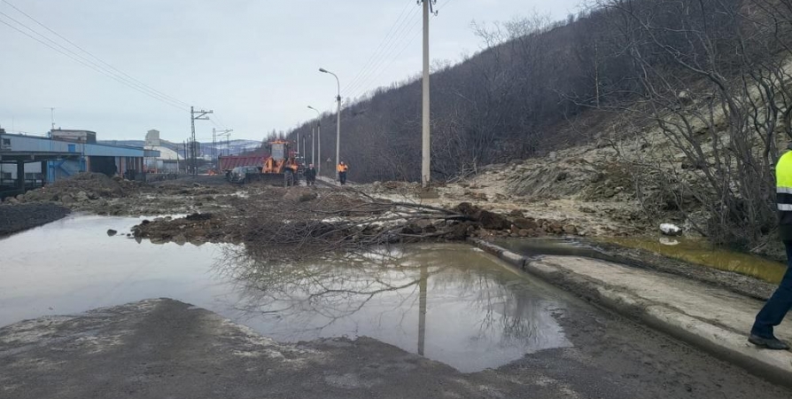 В Мурманске перекрыли дорогу для ликвидации последствий схождения грунта