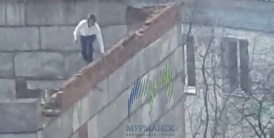На видео засняли прогулку подростка по заброшенному недострою в Мурманске