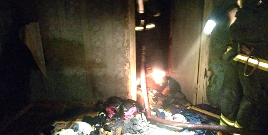 В Кандалакше из пожара в жилом доме спасли 10 человек