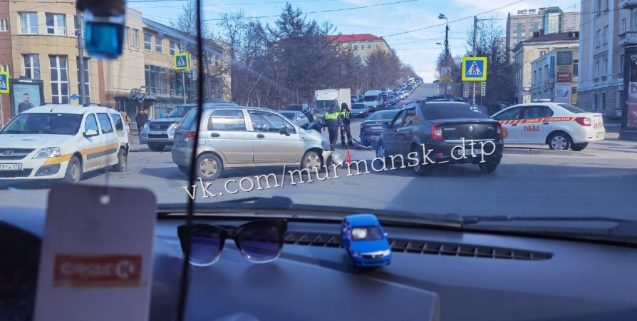 На перекрестке в центре Мурманска столкнулись три авто