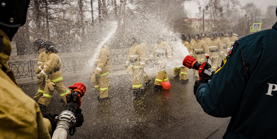 В Мурманске 23 новобранца прошли ритуал с водой в День пожарной охраны