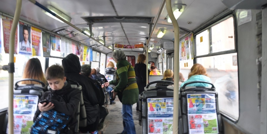 Из-за столкнувшихся на Челюскинцев авто в Мурманске пострадал пассажир троллейбуса