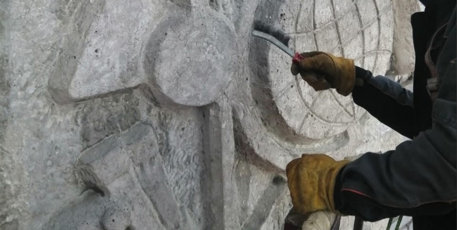 В Апатитах отреставрируют барельеф на фасаде здания на Ленина