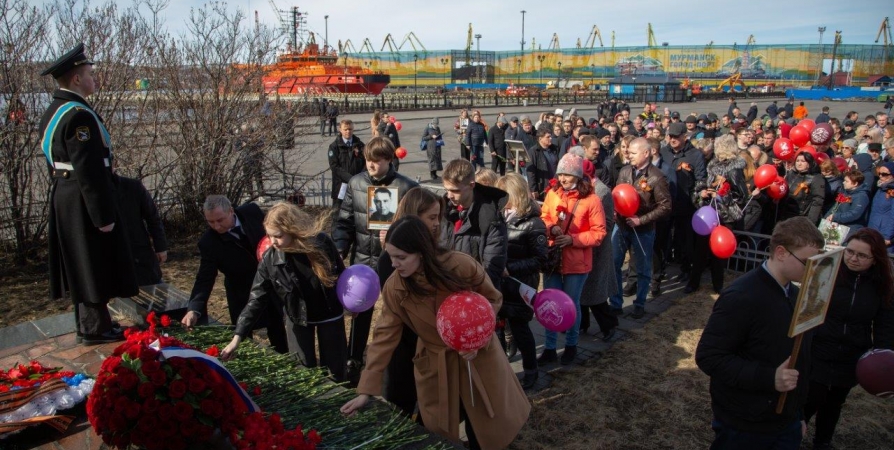В Мурманске почтили память погибших на войне портовиков