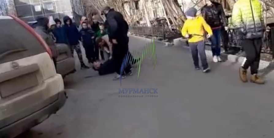 На Невского у детской площадки мурманчанина избили за замечание ребенку