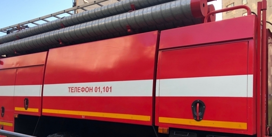 В Оленегорске возгорание на овощебазе потушили 8 пожарных