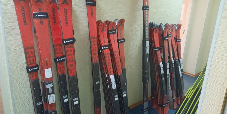 Спортшкола в Мончегорске получила 103 пары горных лыж