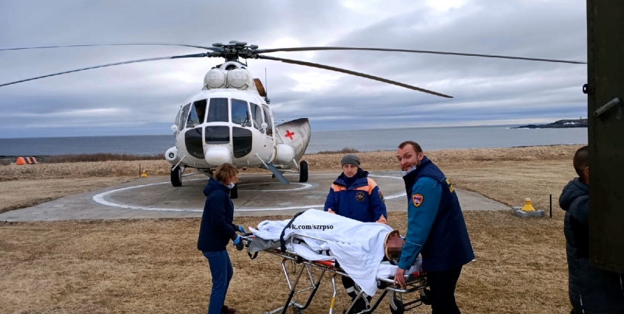 Работницу маяка на полуострове Рыбачий эвакуировали на вертолете из-за травмы