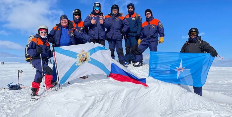 Мурманские спасатели совершили традиционный поход в Хибины в День Победы