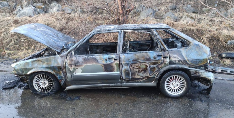 В Североморске на Окольной ночью сгорело авто