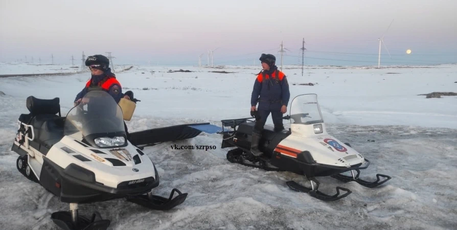 Мужчина на снегоходе провалился в воду на Корозере