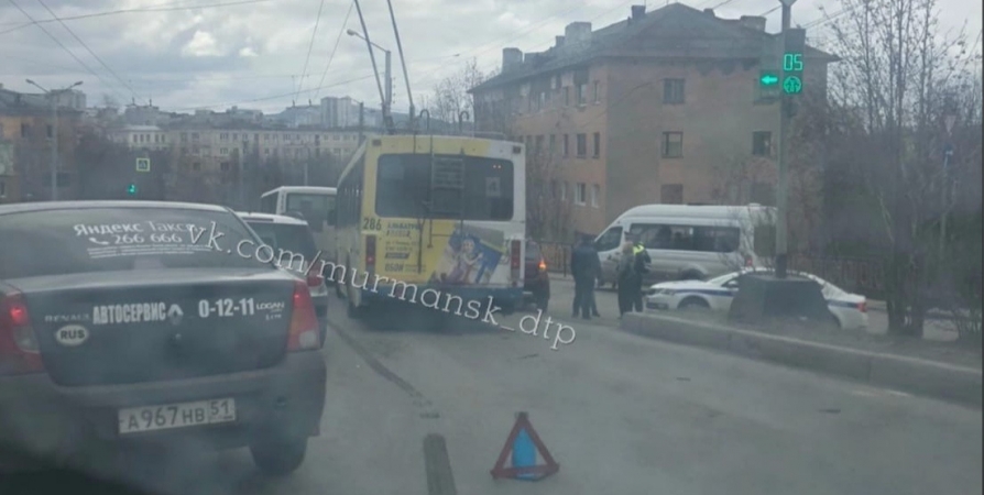 В Мурманске произошло массовое ДТП с участием троллейбуса и маршрутки