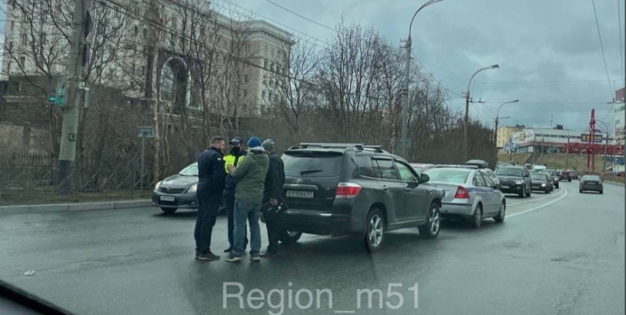 ДТП на перекрестке в центре Мурманска спровоцировало пробку от Морской
