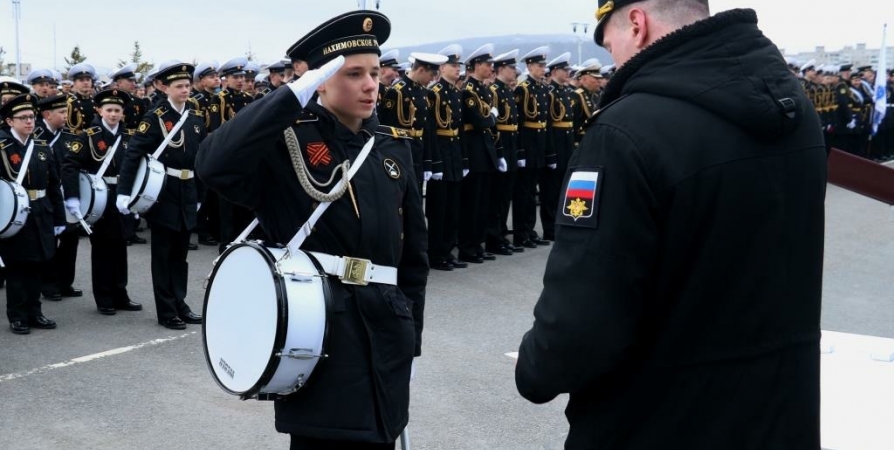 В Мурманске нахимовцев наградили за участие в столичном параде Победы