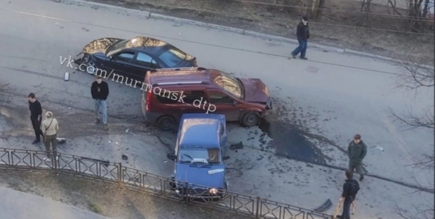 В Мурманске на Беринга столкнулись три авто