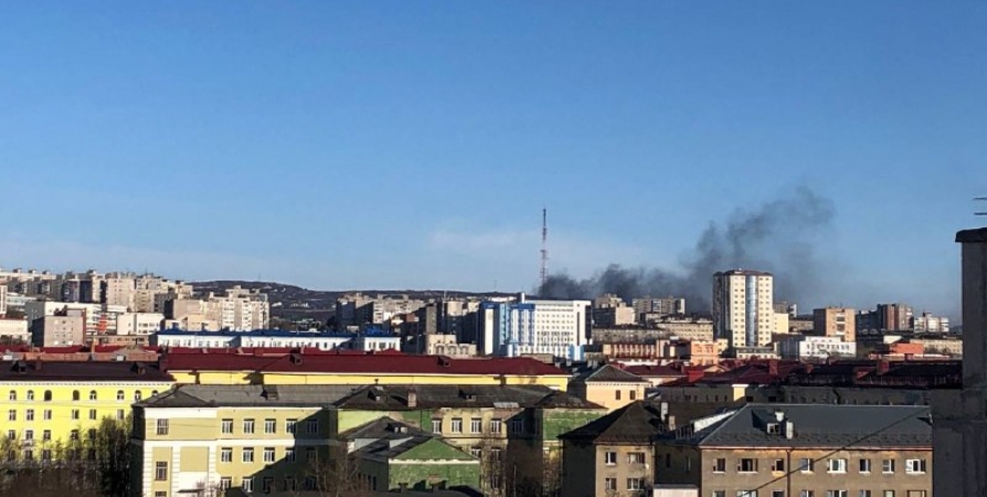 Из-за горящих покрышек улицу в Мурманске заволокло черным дымом