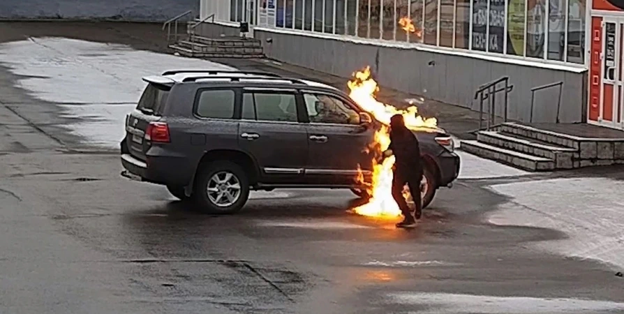 Житель Ковдора ответит в суде за поджог внедорожника