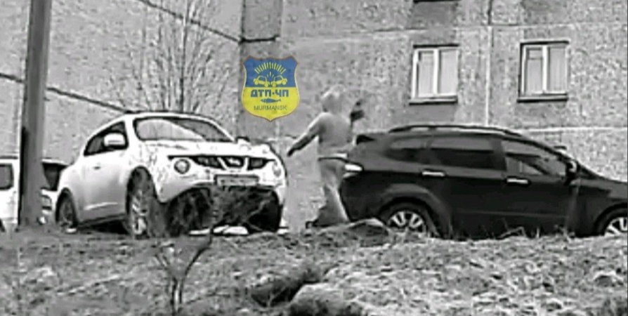 В Мурманске по ночам неизвестный бьет машины на Маклакова