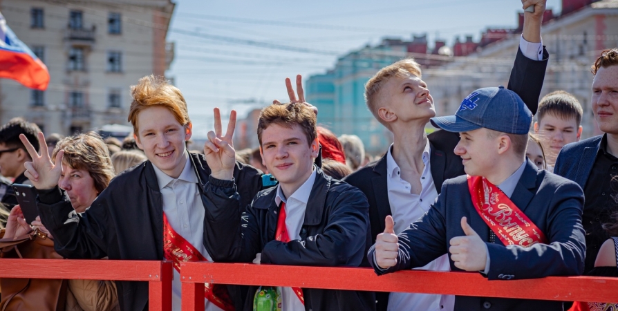 «Последний звонок» в Мурманске прозвучал для 4 тысяч выпускников