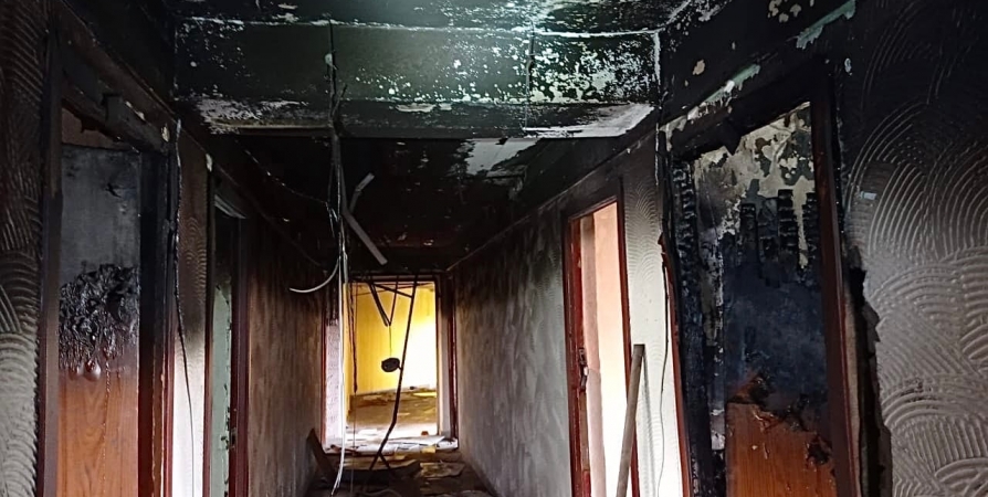 Девять пожарных потушили старую гостиницу в Кандалакше