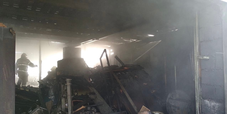 Пожар в гаражном кооперативе в Мурманске уничтожил снегоход  и личные вещи