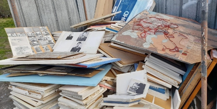 На мусорной площадке на Торцева нашли архив музея Северного флота
