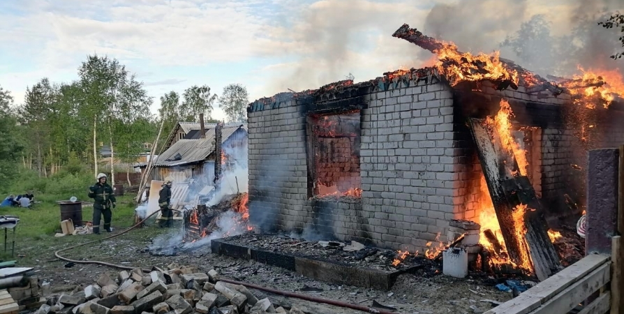 В Мурманской области потушили дачный домик вместе с вещами