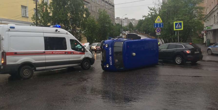 В Мурманске произошло серьезное  ДТП с участием «скорой» и почтовой службы