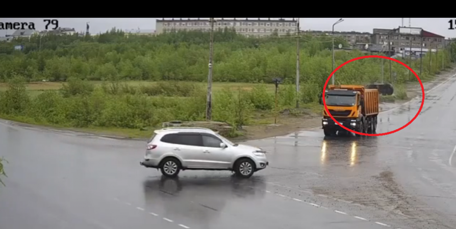 В Мончегорске на перекрестке перевернулась легковушка: водитель в больнице