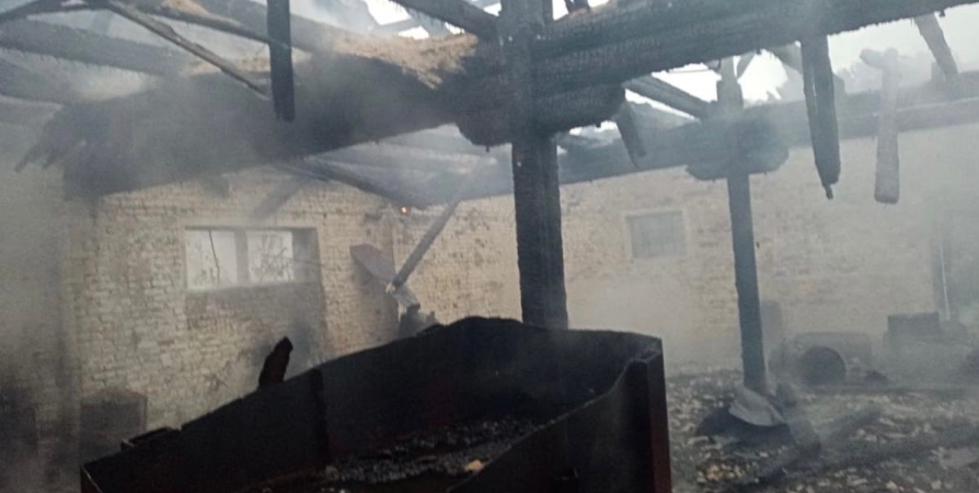 В Мурмашах 13 пожарных потушили кирпичное здание