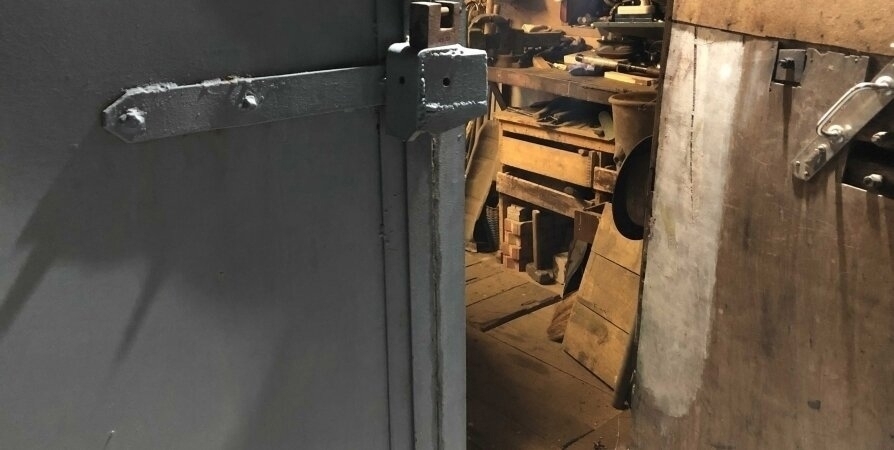 Житель Полярного украл две шлифовальные машинки из гаража