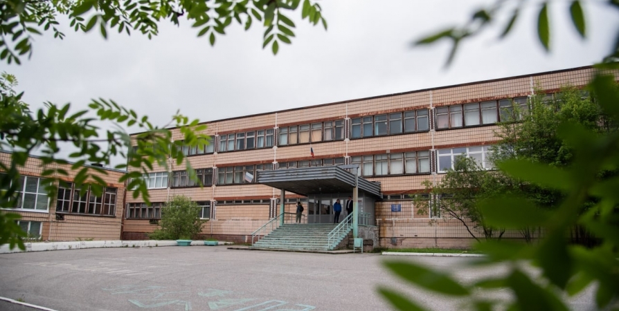 Глава Мурманска проверил ремонт в самой большой школе города