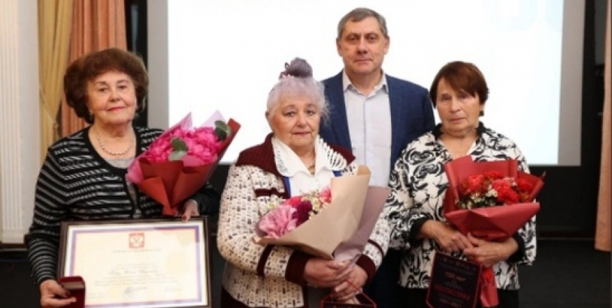 Генеральный директор «Росгосстраха» вручил подарки старейшим страховым агентам компании, ветеранам – блокадникам Ленинграда