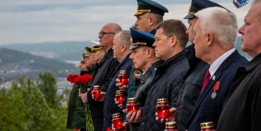 В Мурманске у «Алеши» зажгли свечи в День памяти и скорби