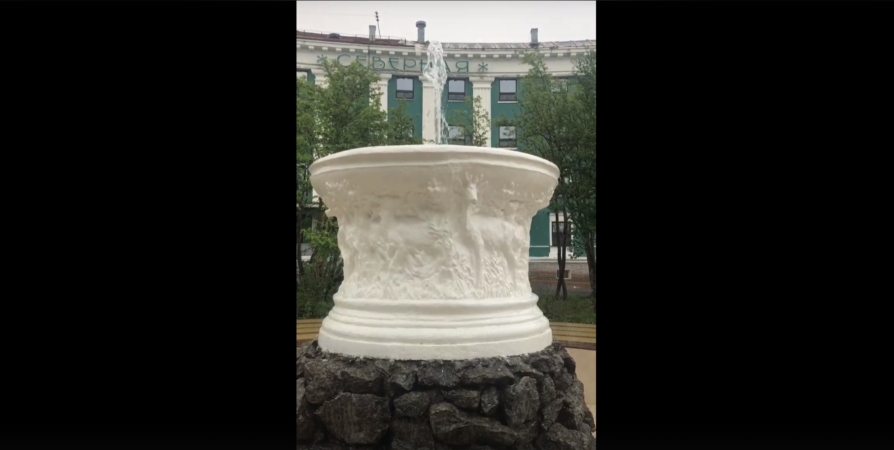 На центральной площади Кировска включили фонтаны после реставрации