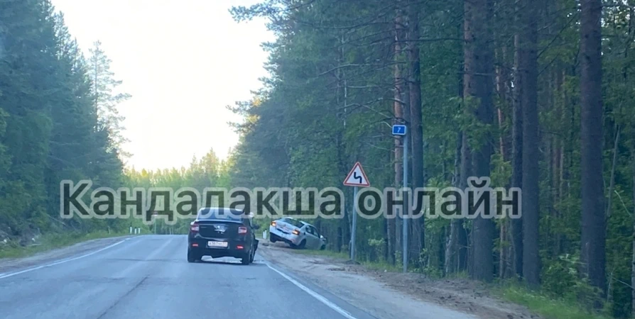 На дороге Кандалакша - Полярные Зори столкнулись две легковушки