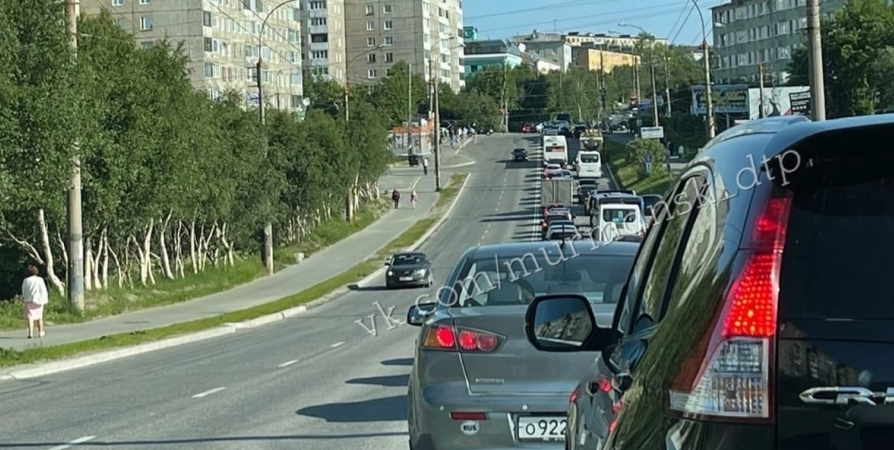 ДТП на перекрестке в Мурманске образовало пробку