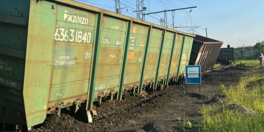 В Мурманске столкнулись грузовые составы: три вагона сошли с рельсов
