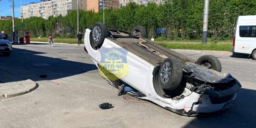 В Мурманске в районе Ледового озера перевернулось авто