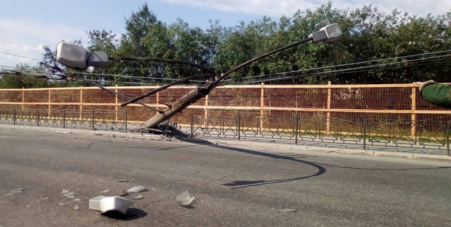 Упавший на дорогу в Мурманске столб парализовал движение в Первомайском районе