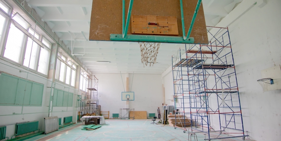 В Мурманске в школе на Крупской ремонтируют спортзал и раздевалки