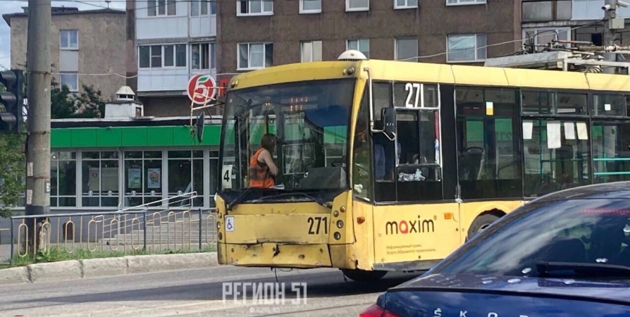 На Кольском проспекте в Мурманске произошло ДТП с участием троллейбуса