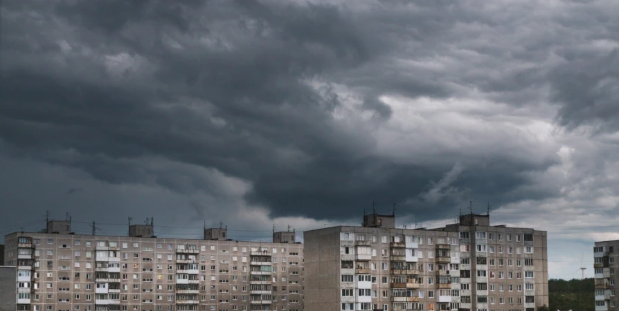 Сильный юго-восточный ветер и дождь на Кольском полуострове