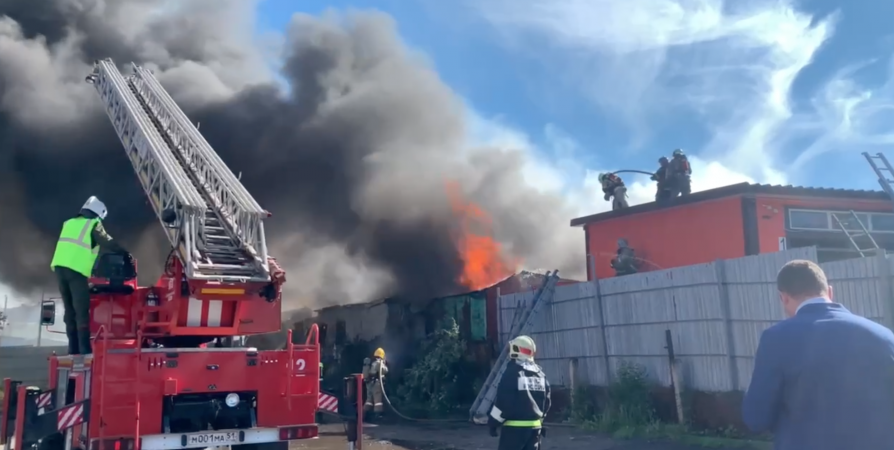 Пожар на шинном центре в Мурманске на Кольском локализован