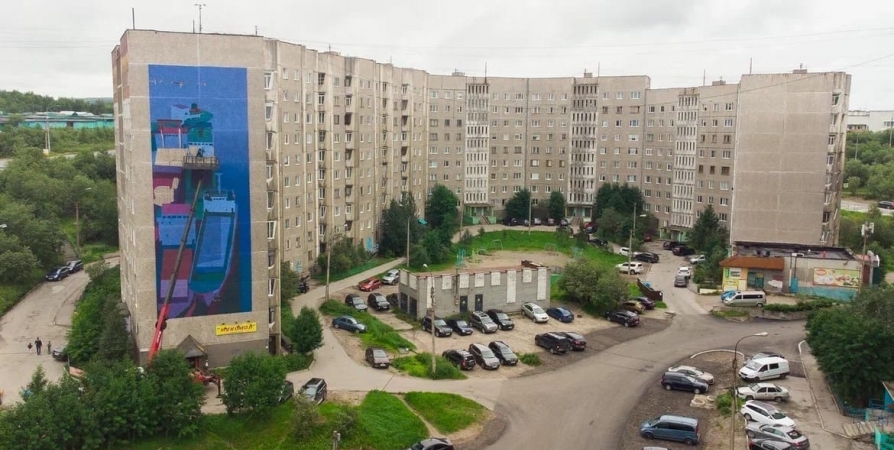 На фасаде девятиэтажки на Седова в Мурманске появился мурал