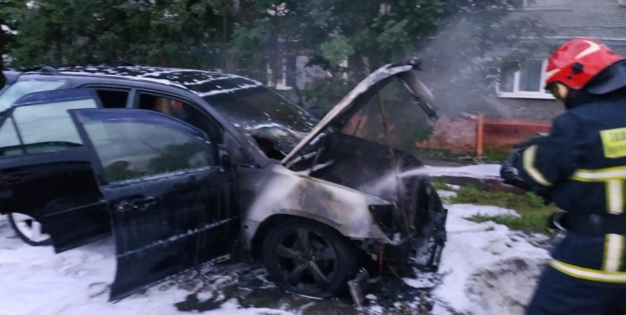Ночью в Мурманске пожарные потушили Lexus и гараж