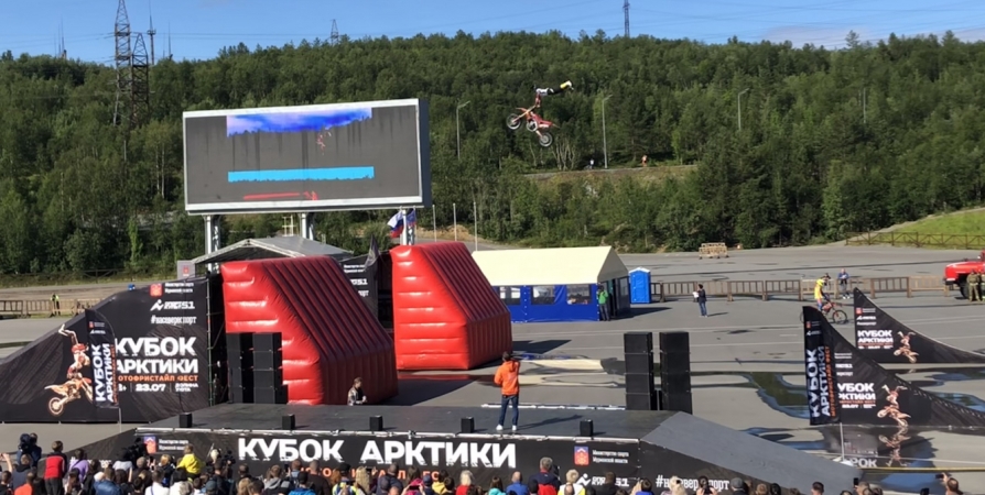 В выходные Кубок Арктики по мотофристайлу в Мурманске посетили 2000 зрителей